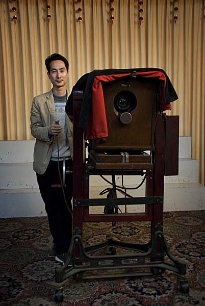 Imagine atasata: photographer_with_old_camera.jpg