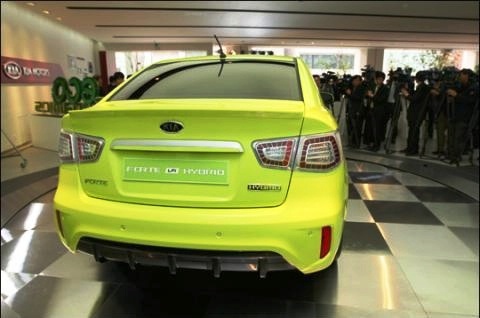 Imagine atasata: kia_forte_lpi_hybrid_electric_vehicle_1.jpg