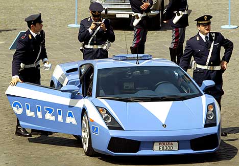 Imagine atasata: lambo_cop_car_italy.jpg