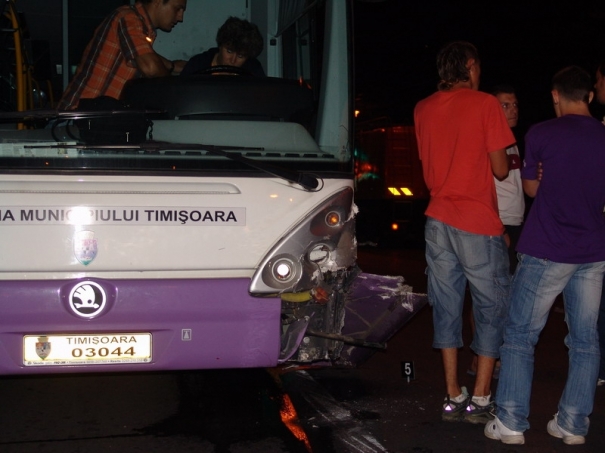 Imagine atasata: accident_descarcerare_troleibuz_complex_timisoara1_30__b.jpg