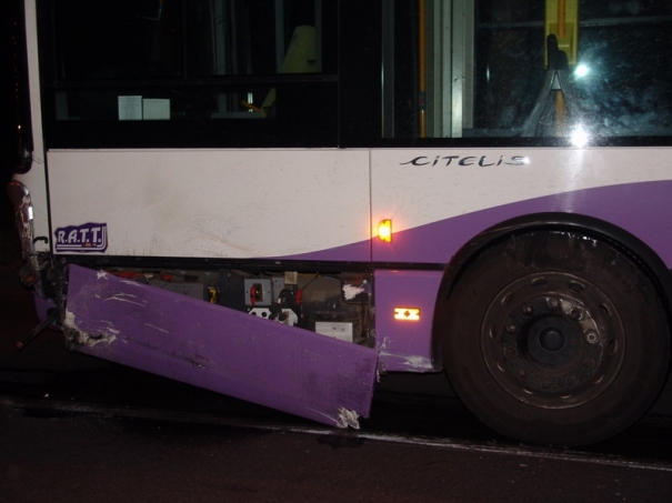 Imagine atasata: accident_descarcerare_troleibuz_complex_timisoara1_7__b.jpg