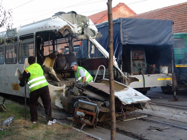 Imagine atasata: tramvai_deraiat_timisoara6_b.jpg