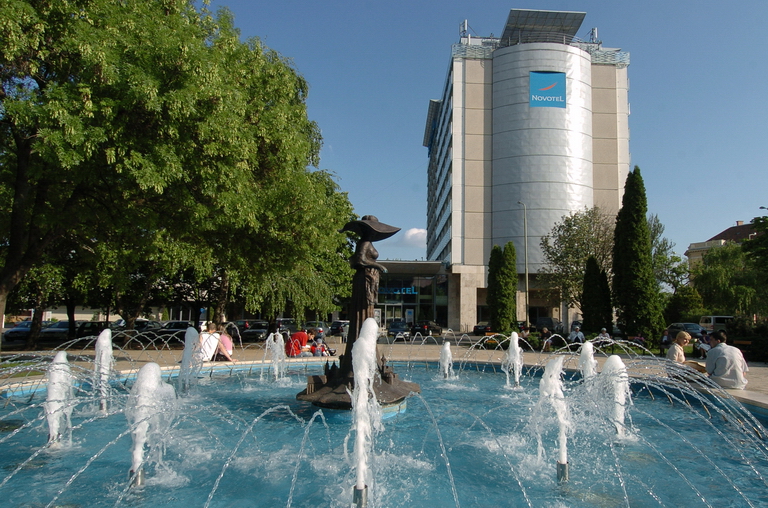 Imagine atasata: Novotel_Szeged_building.jpg