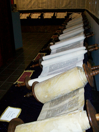 Imagine atasata: 200px_Entire_Tanakh_scroll_set.png